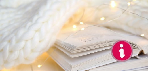 Hier sieht man im Zoom: weißer Schal, Lichterkette, aufgeschlagenes Buch Hier sieht man im Zoom: weißer Schal, Lichterkette, aufgeschlagenes Buch